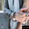 Photo du bracelet BOLSTRAND en acier inoxydable, design masculin avec maillons texturés et fermoir personnalisable par gravure laser. Élégance brute et style affirmé pour un bijou unique.
