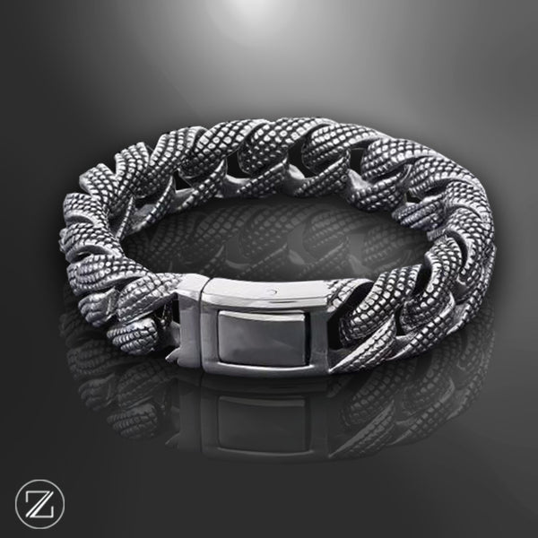 Photo du bracelet BOLSTRAND en acier inoxydable, design masculin avec maillons texturés et fermoir personnalisable par gravure laser. Élégance brute et style affirmé pour un bijou unique.