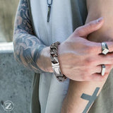Photo du bracelet BOLSTRAND en acier inoxydable, design masculin avec maillons texturés et fermoir personnalisable par gravure laser. Élégance brute et style affirmé pour un bijou unique.