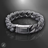 Photo du bracelet BOLSTRAND en acier inoxydable, design masculin avec maillons texturés et fermoir personnalisable par gravure laser. Élégance brute et style affirmé pour un bijou unique.