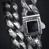 

bracelet homme acier motif gravé, bracelet baroque, bracelet vintage acier argent vieilli, bracelet homme pierre noire, bracelet tribal moderne, bijou masculin fleur de lys, bracelet fort style médiéval