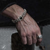 

bracelet homme acier motif gravé, bracelet baroque, bracelet vintage acier argent vieilli, bracelet homme pierre noire, bracelet tribal moderne, bijou masculin fleur de lys, bracelet fort style médiéval