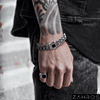 

bracelet homme acier motif gravé, bracelet baroque, bracelet vintage acier argent vieilli, bracelet homme pierre noire, bracelet tribal moderne, bijou masculin fleur de lys, bracelet fort style médiéval