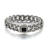 

bracelet homme acier motif gravé, bracelet baroque, bracelet vintage acier argent vieilli, bracelet homme pierre noire, bracelet tribal moderne, bijou masculin fleur de lys, bracelet fort style médiéval