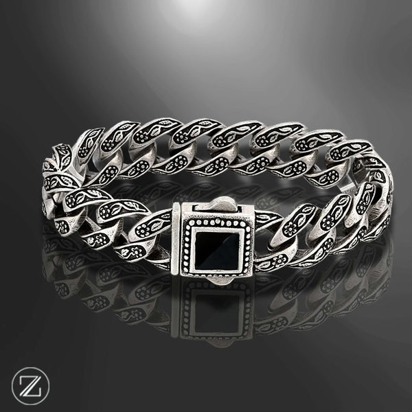 

bracelet homme acier motif gravé, bracelet baroque, bracelet vintage acier argent vieilli, bracelet homme pierre noire, bracelet tribal moderne, bijou masculin fleur de lys, bracelet fort style médiéval