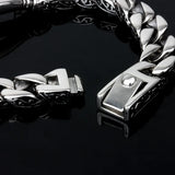 Bracelet ROCKSAN SLIM en acier inoxydable finement gravé de motifs aztèques. Élégance discrète, style antique revisité pour un look masculin affirmé
