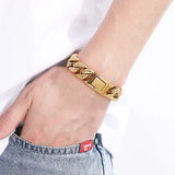 Photo du bracelet BOLSTRAND en acier inoxydable, design masculin avec maillons texturés et fermoir personnalisable par gravure laser. Élégance brute et style affirmé pour un bijou unique.