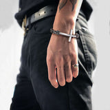 Bracelet croix  – un rappel silencieux, un acte de foi Bijou tendance et symbolique à porter au quotidien. Ce bracelet élégant en acier inoxydable allie style moderne et force spirituelle. Idéal comme idée cadeau ou accessoire mode affirmé.
