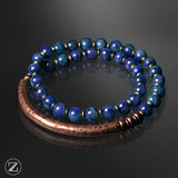 Bracelet en cuivre et perles Lapis lazuli sur un cordon élastique.